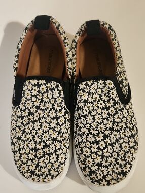 Maurices Black Floral Slip-On Sneakers with White and Yellow Daisies